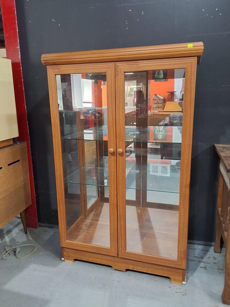Lot 3 - DISPLAY CABINET