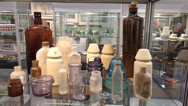 Lot 1298 - BOTTLES AND INSULATORS