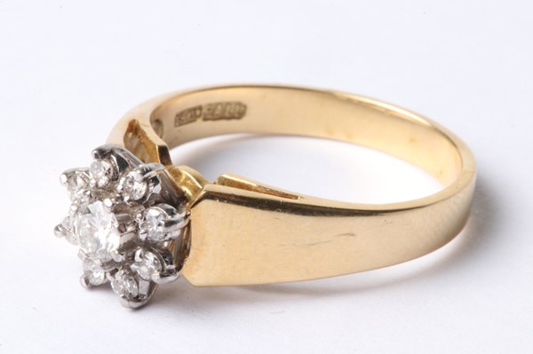 Lot 1001 - DIAMOND RING