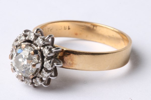 Lot 1003 - DIAMOND RING