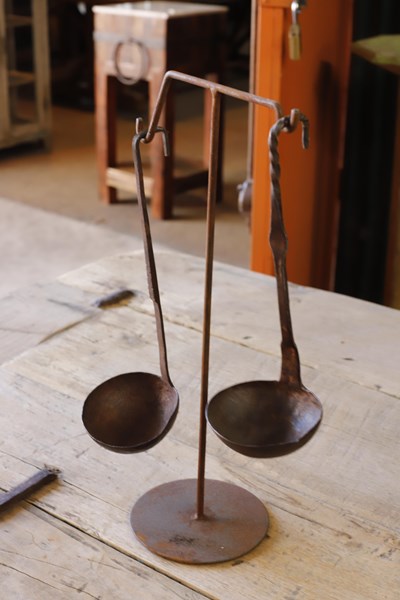 Lot 21 - ORNAMENT