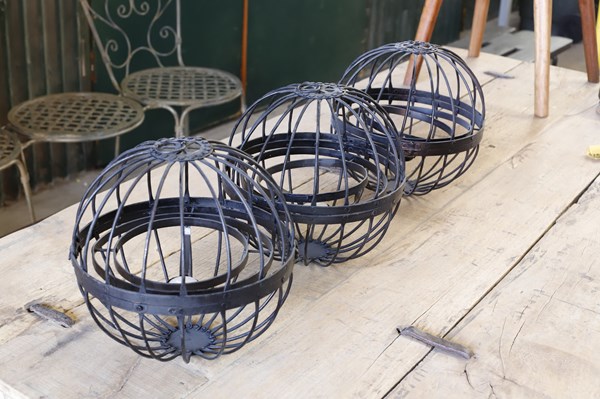Lot 17 - ORNAMENT