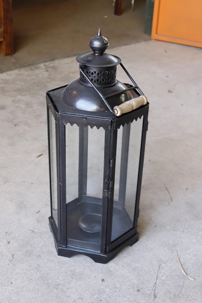 Lot 10 - LANTERN