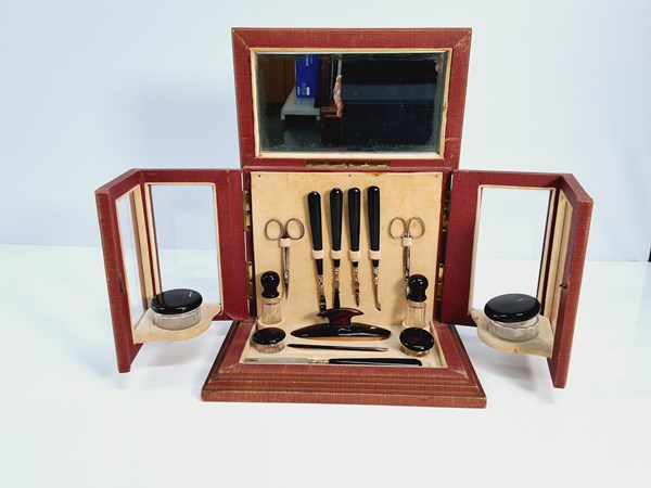 Lot 1260 - LADIES DRESSING SET
