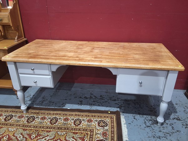 Lot 35 - DESK