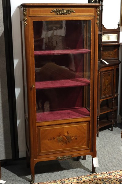 Lot 345 - VITRINE DISPLAY CABINET
