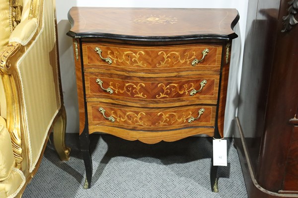 Lot 92 - PETITE COMMODE