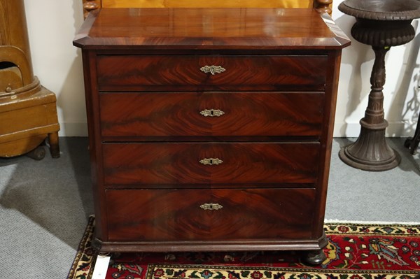 Lot 46 - CHEST OF DRAWERS