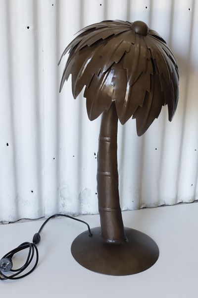 Lot 502 - TABLE LAMP