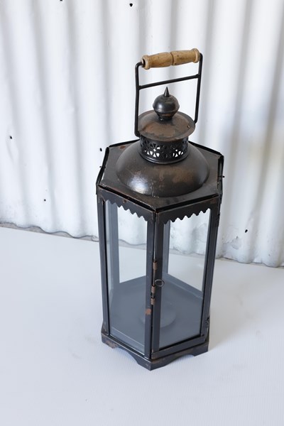 Lot 70 - LANTERN