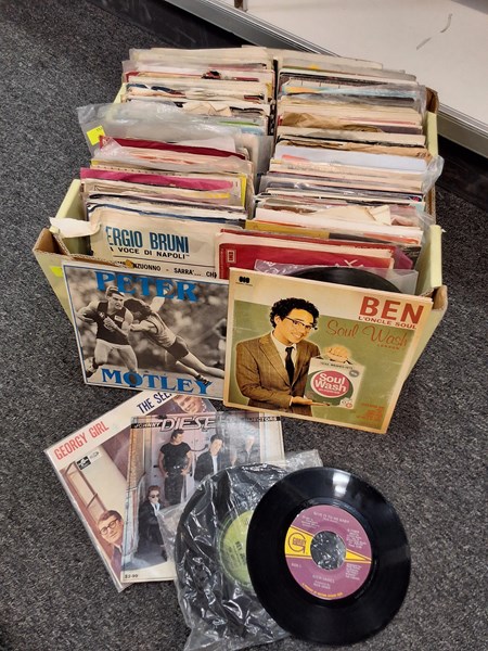 Lot 1282 - VINYL RECORDS