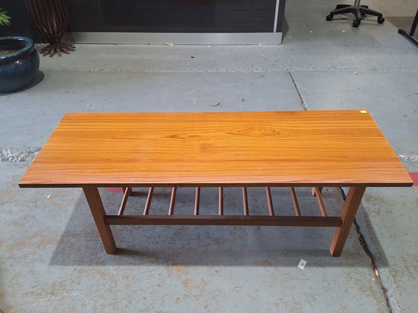Lot 465 - COFFEE TABLE