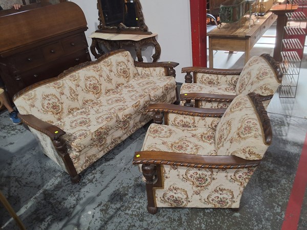Lot 17 - LOUNGE SUITE