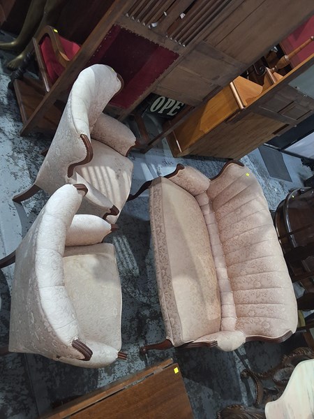 Lot 18 - LOUNGE SUITE