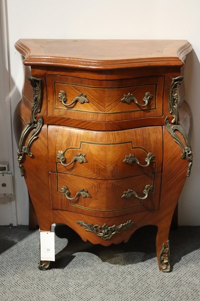 Lot 39 - PETITE BOMBE COMMODE