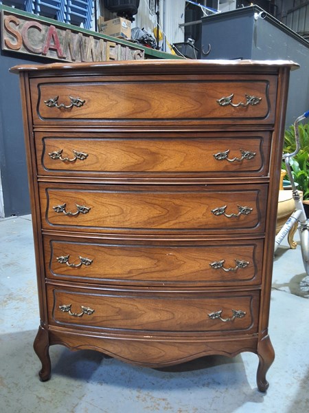 Lot 423 - CHEST OF DRAWERS