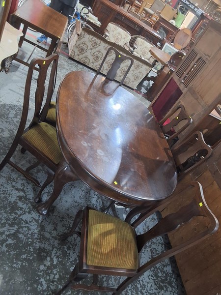 Lot 9 - DINING SUITE