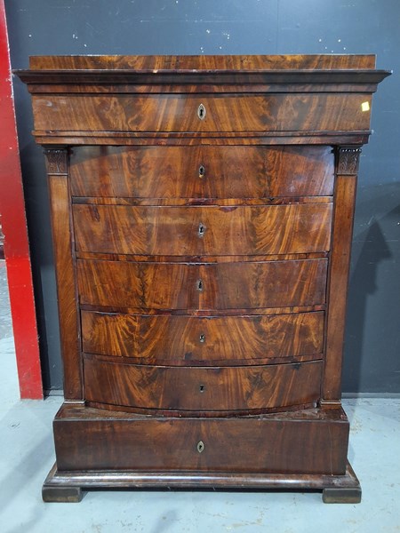 Lot 125 - MAHOGANY CHEST OF DRAWERS