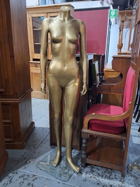 Lot 15 - MANNEQUIN