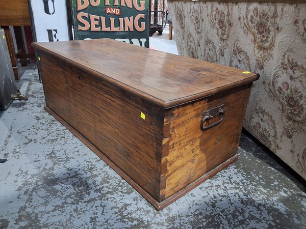 Lot 12 - BLANKET BOX