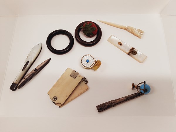 Lot 1017 - SEWING COLLECTABLES