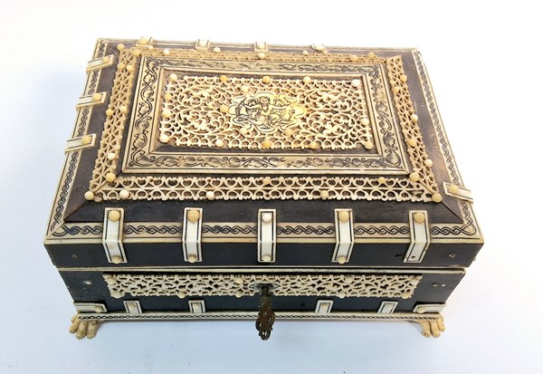 Lot 1015 - LIDDED BOX