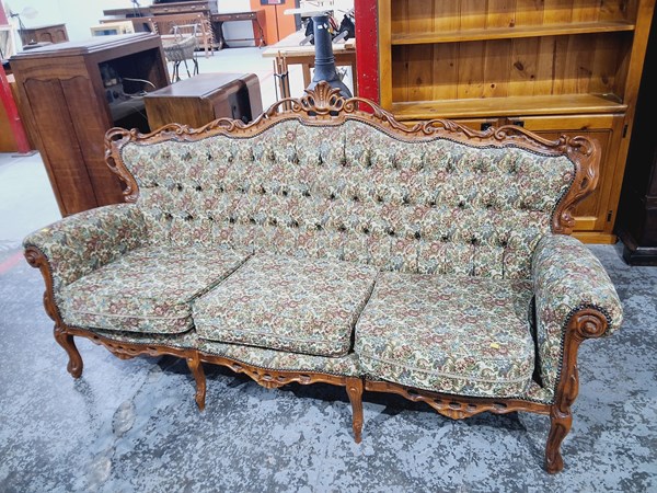 Lot 121 - SETTEE