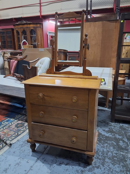 Lot 39 - DRESSER