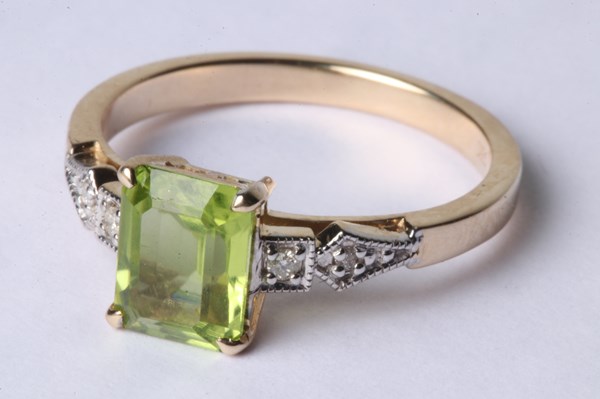 Lot 1009 - PERIDOT & DIAMOND GOLD RING