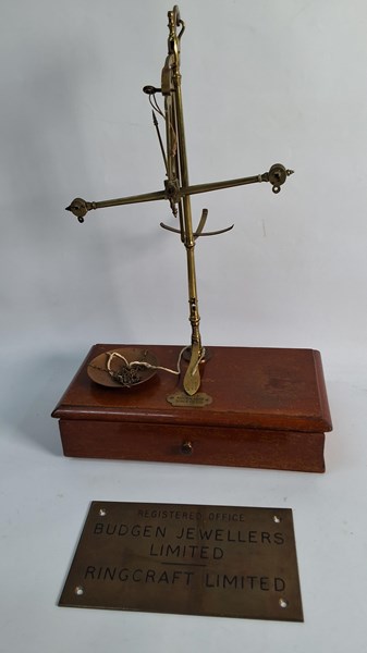 Lot 1145 - SCALES BOX