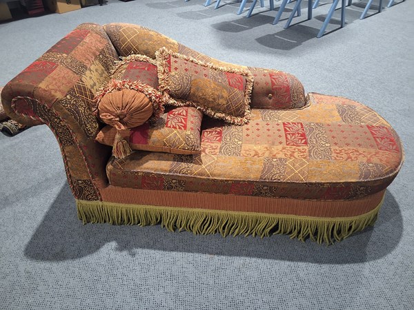 Lot 7 - CHAISE LOUNGE