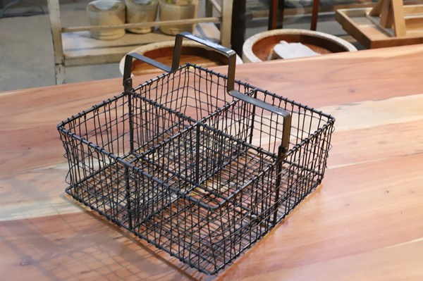 Lot 61 - BASKET