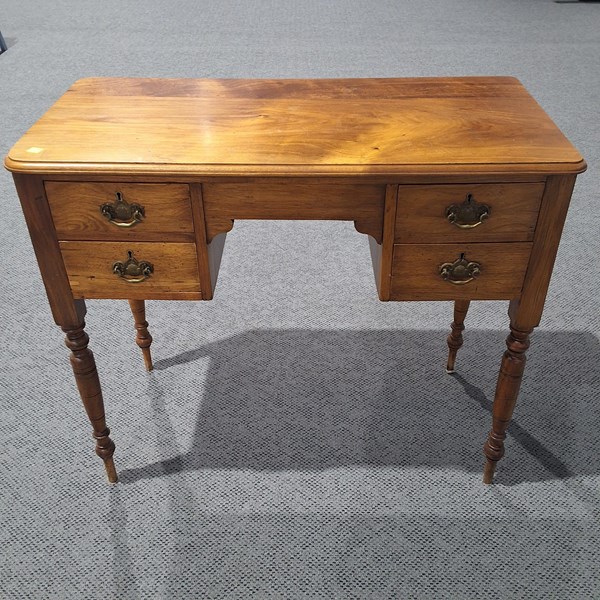 Lot 138 - PETITE WRITING DESK