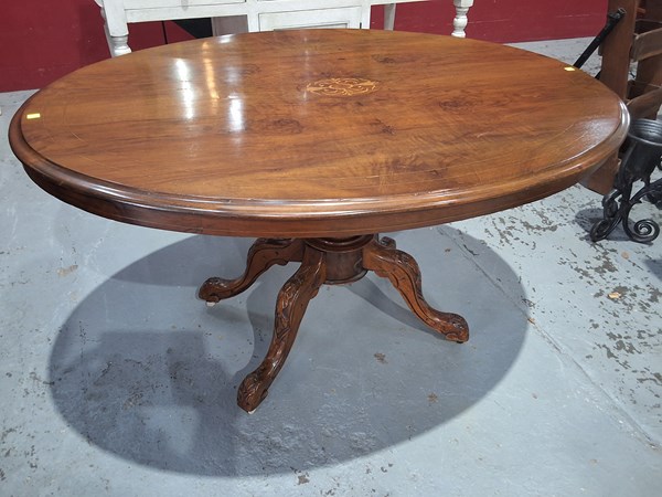 Lot 29 - LOO TABLE