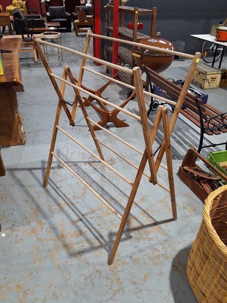Lot 160 - CLOTHES AIRER