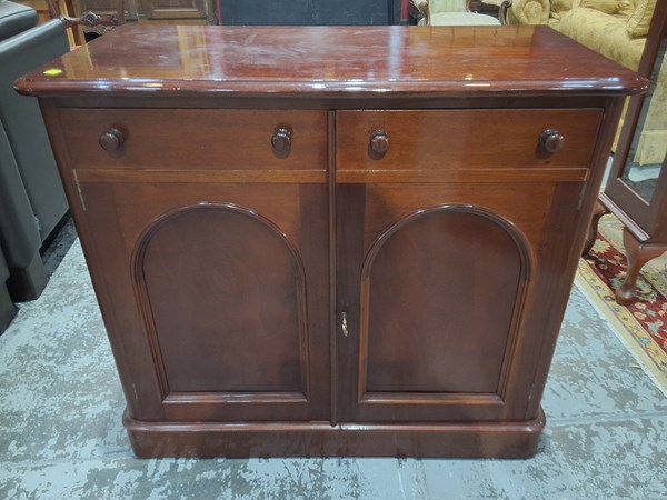 Lot 292 - SIDEBOARD