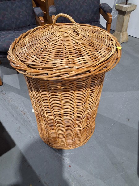 Lot 181 - LIDDED LAUNDRY BASKET