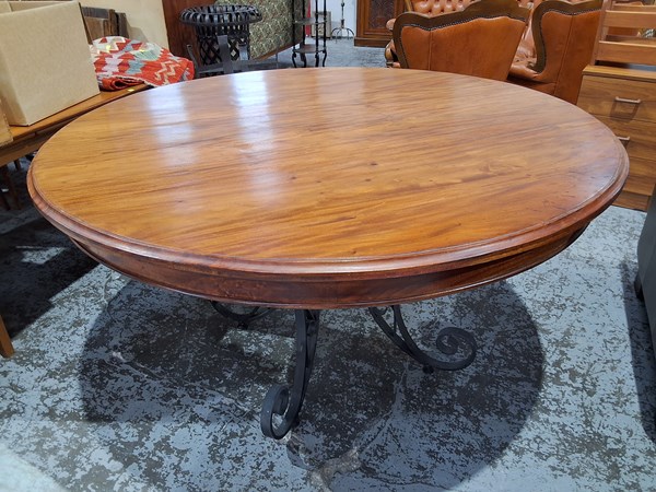Lot 114 - ROUND DINING TABLE