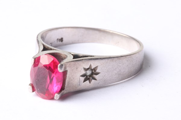 Lot 1012 - SILVER RING