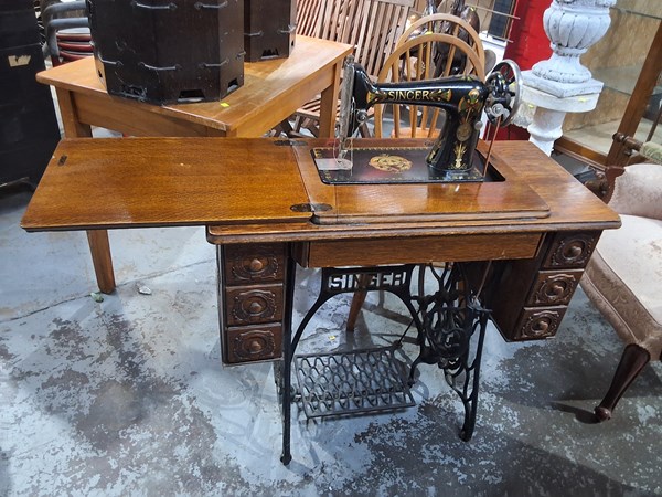 Lot 7 - SEWING MACHINE