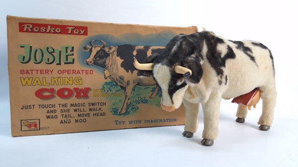 Lot 1166 - JOSIE THE BATTERY OPERATED WALKING COW WITH MOOING VOICE