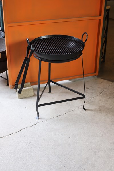 Lot 23 - CHARCOAL BBQ GRILL