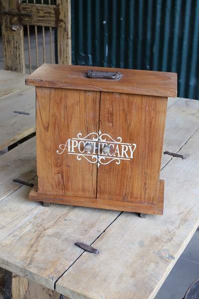 Lot 19 - SEWING CABINET