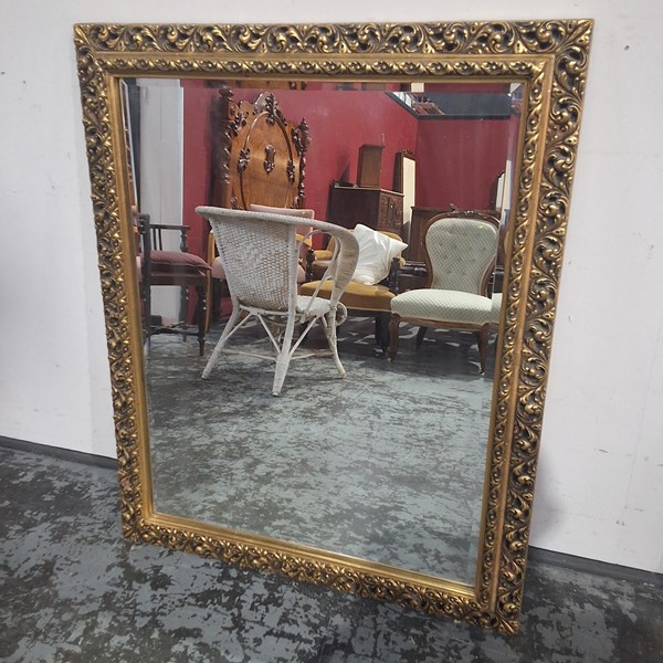 Lot 21 - WALL MIRROR