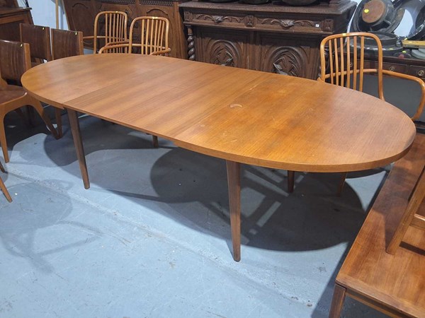 Lot 388 - DINING TABLE