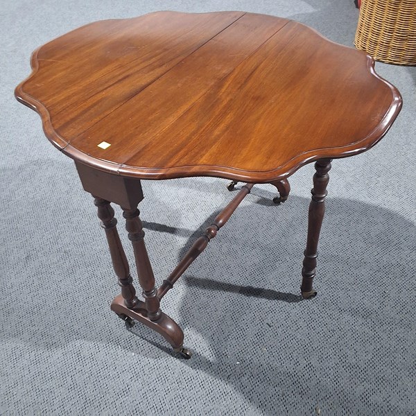 Lot 21 - SUTHERLAND TABLE