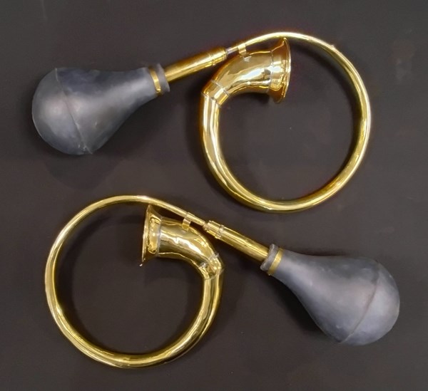 Lot 1264 - CAR HORNS
