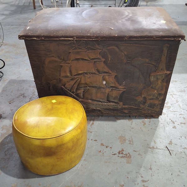 Lot 262 - WOODBOX & STOOL