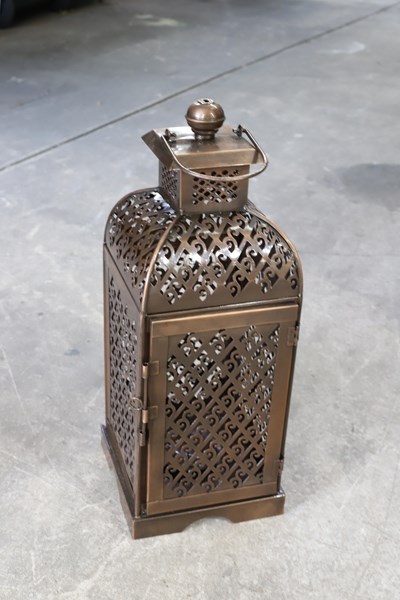 Lot 60 - LANTERN