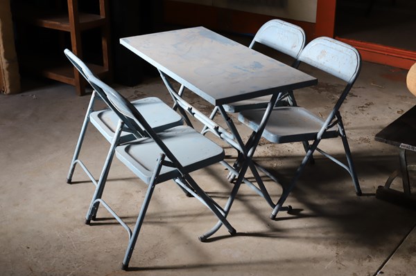 Lot 431 - CAFE SET